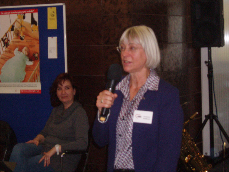 Frau Wellbrock-Organisatorin der AWO begrüßt die Teilnehmer
